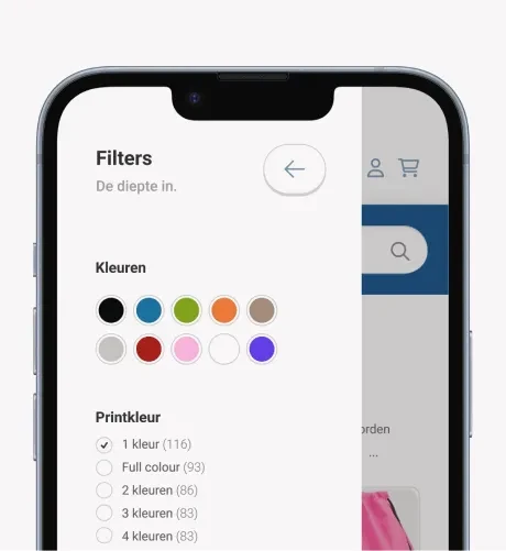 De kern van de uitdaging lag in het mobiele gebruik: hoe leiden we gebruikers binnen een breed en diep assortiment zo efficiënt mogelijk naar het juiste product? Om dit te beantwoorden, heb ik via Figma en Adobe XD diverse concepten ontwikkeld die focusten op een intuïtieve navigatie. Deze ontwerpen vormden het startpunt voor nauwe sessies met het e-commerce team. Door middel van een iteratieve feedbackloop hebben we de meest effectieve richting bepaald, waarbij de focus telkens lag op het wegnemen van barrières in de klantreis en het versterken van de visuele hiërarchie.
