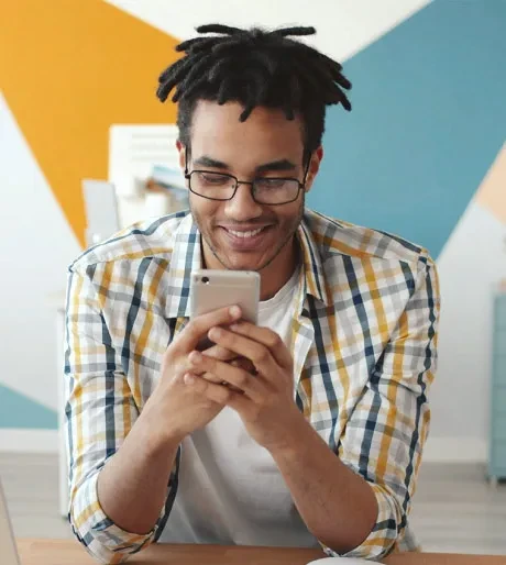 De oude mobiele productpagina van Allgifts werd geremd door verouderde legacy-vormgeving. De grootste drempel was de complexiteit. Hoe presenteer je een enorme hoeveelheid drukmogelijkheden, variabelen en productopties overzichtelijk op een klein scherm? Om dit op te lossen heb ik de datastructuur vertaald naar heldere wireframes. In nauwe samenwerking met het e-commerce team is dit vervolgens uitgewerkt tot een intuïtief, mobile-first design.